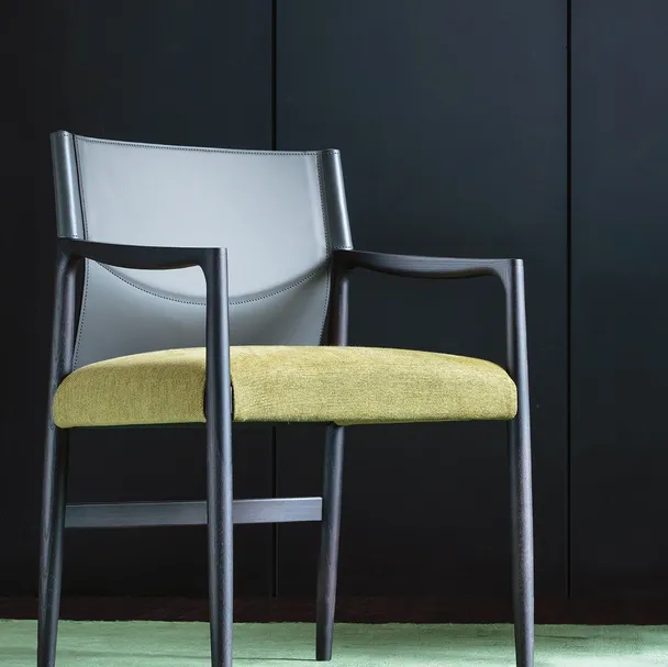 Sedia Sveva con schienale in cuoietto e seduta in tessuto di Porada