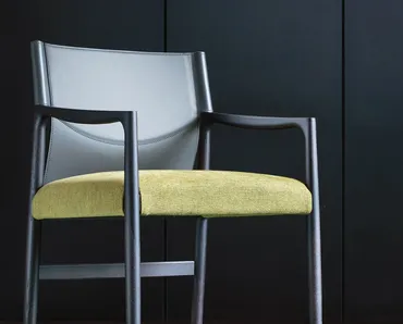 Sedia Sveva con schienale in cuoietto e seduta in tessuto di Porada