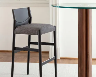 Sgabello Sveva Stool in cuoietto e tessuto di Porada