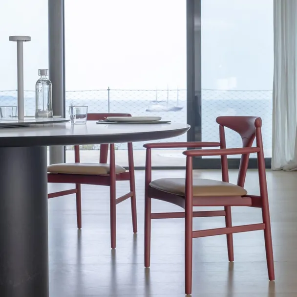 Sedia Tonbo in massello di frassino con seduta imbottita di Kristalia