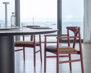 Sedia Tonbo in massello di frassino con seduta imbottita di Kristalia