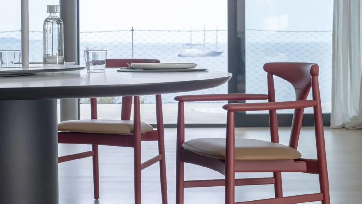 Sedia Tonbo in massello di frassino con seduta imbottita di Kristalia