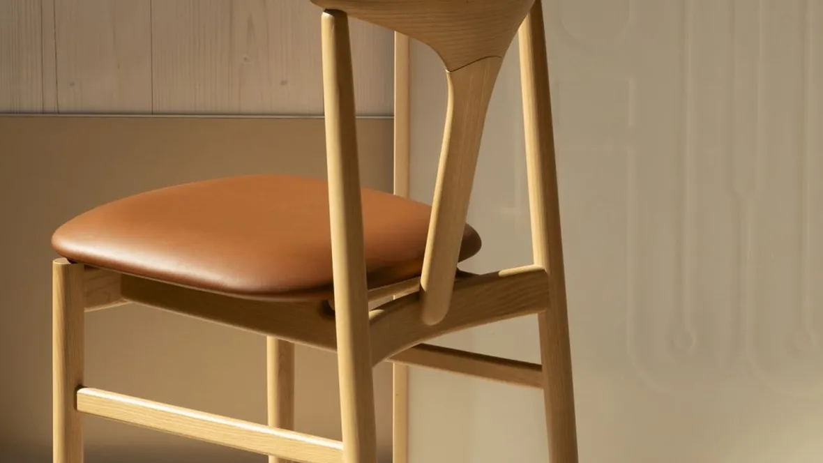 Sedia Tonbo in massello di frassino con seduta imbottita di Kristalia