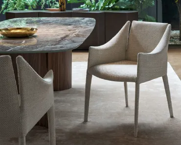 Sedia completamente rivestita in tessuto con braccioli Vela di Bonaldo