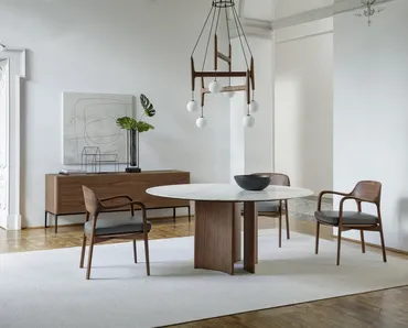 Tavolo rotondo con top in marmo e base in noce canaletta Alan di Porada