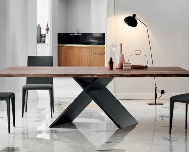 Tavolo Ax Wood con top in legno e base in metallo di Bonaldo
