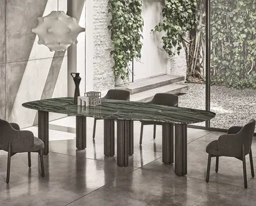 Tavolo con piano in marmo e gambe in legno massello Berry di Porada