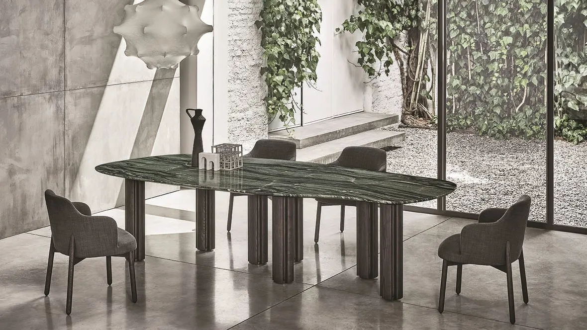 Tavolo con piano in marmo e gambe in legno massello Berry di Porada