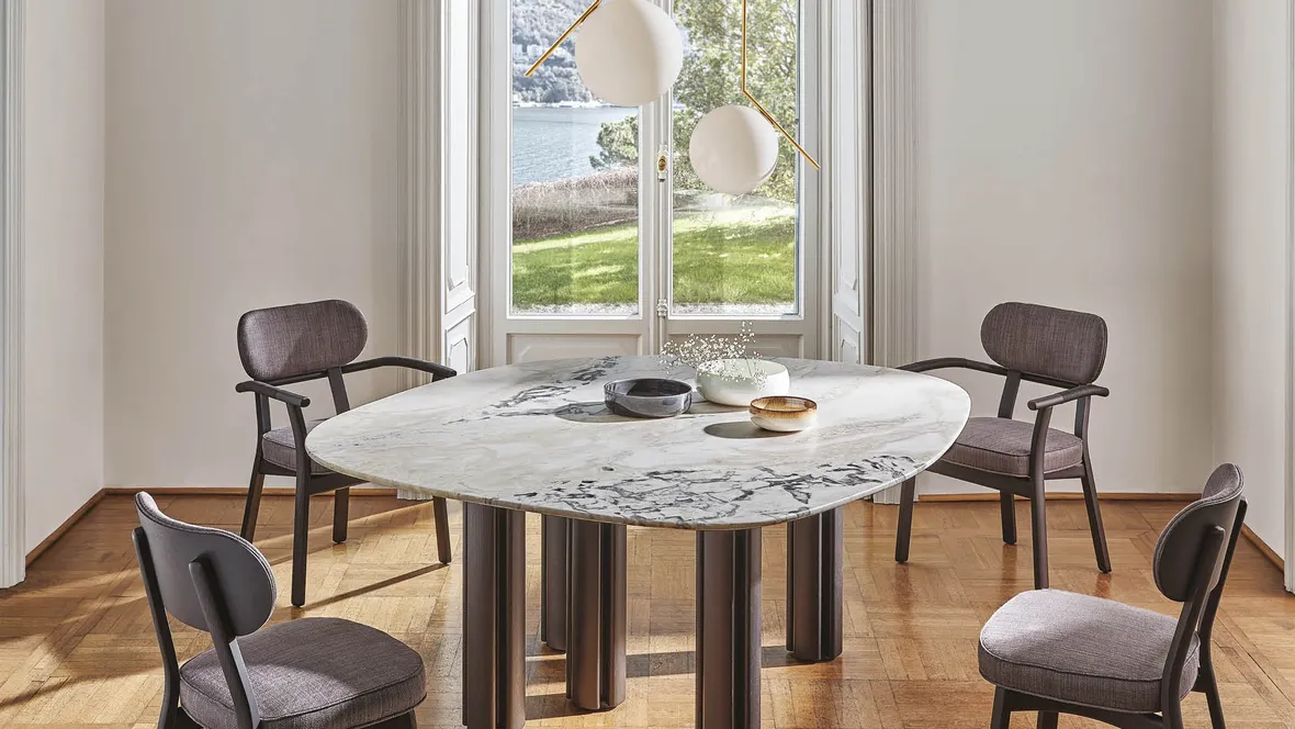 Tavolo con piano in marmo e gambe in legno massello Berry di Porada