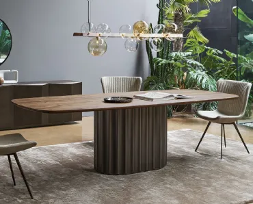 Tavolo Dorian Table con top in legno e base in poliuretano finitura bronzo spazzolato di Bonaldo