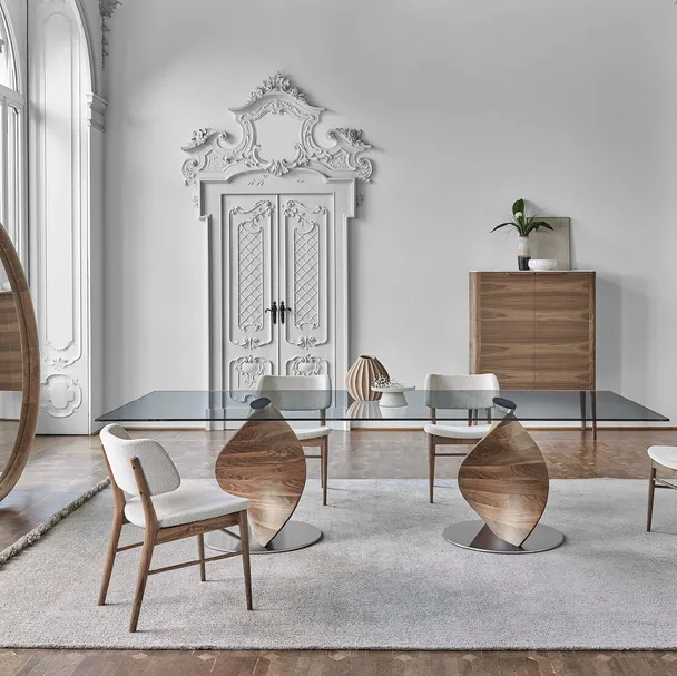 Tavolo in cristallo con base in noce canaletto Elika di Porada