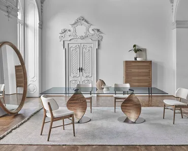 Tavolo in cristallo con base in noce canaletto Elika di Porada