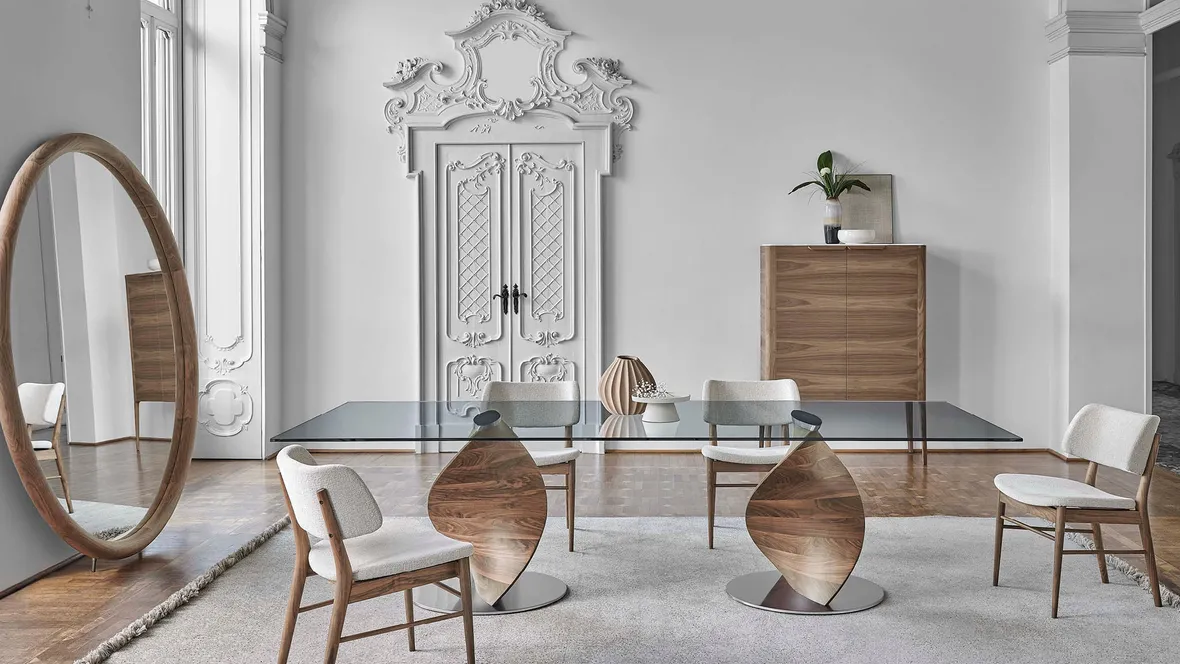 Tavolo in cristallo con base in noce canaletto Elika di Porada