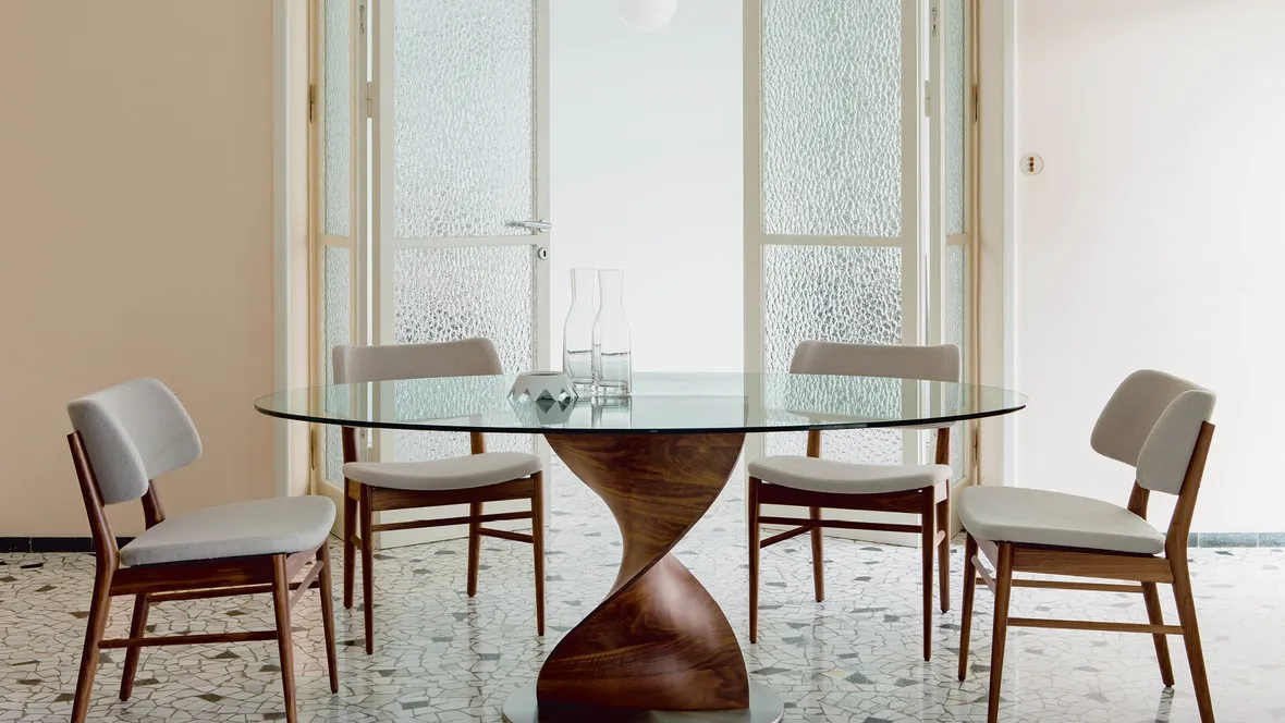 Tavolo rotondo in cristallo con base in noce canaletto Elika di Porada