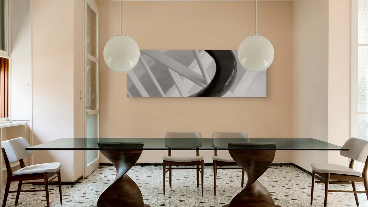 Tavolo in cristallo con base in noce canaletto Elika di Porada