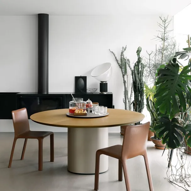 Tavolo rotondo in rovere  europeo con basamento verniciato Holo Pillar di Kristalia