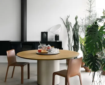 Tavolo rotondo in rovere  europeo con basamento verniciato Holo Pillar di Kristalia