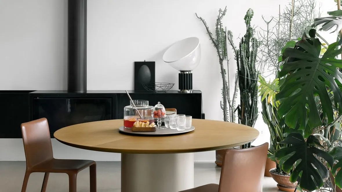 Tavolo rotondo in rovere  europeo con basamento verniciato Holo Pillar di Kristalia