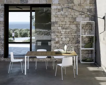 Tavolo allungabile Maki Slatted in teak di Kristalia