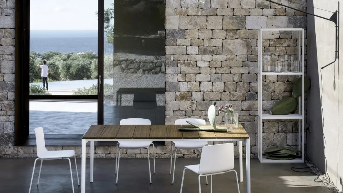 Tavolo allungabile Maki Slatted in teak di Kristalia