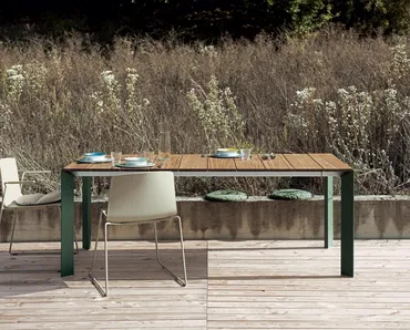 Tavolo da esterno con piano a doghe in Teak e gambe in alluminio verniciato Nori Slatted di Kristalia