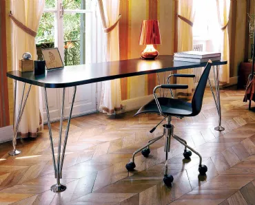 Tavolo Max con top in laminato e base in acciaio di Kartell