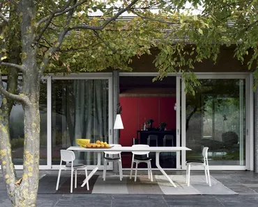 Tavolo allungabile con base in alluminio e top in laminato laccato bianco Oops di Kristalia