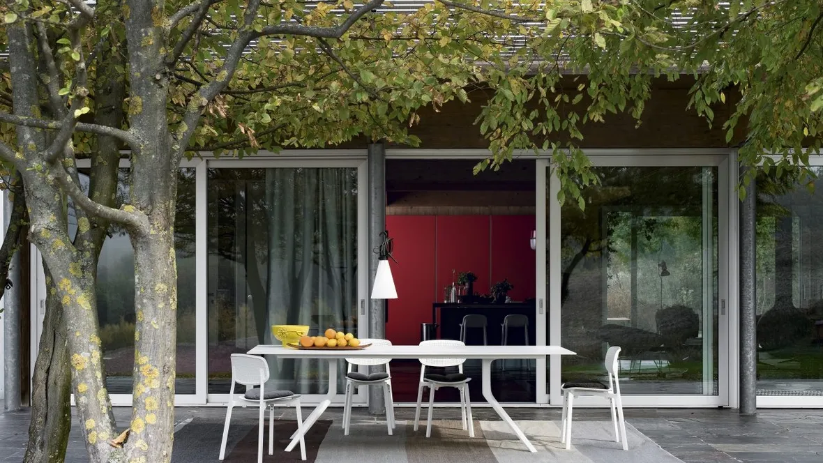 Tavolo allungabile con base in alluminio e top in laminato laccato bianco Oops di Kristalia