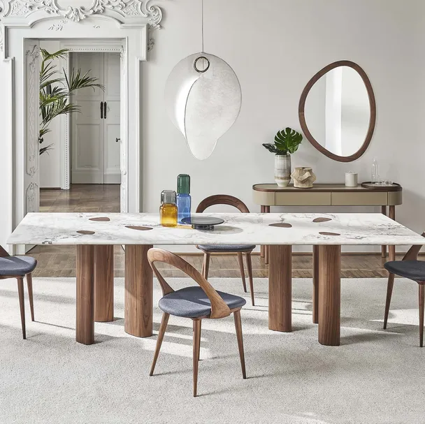 Tavolo Oswood con top in marmo e base in legno di Porada