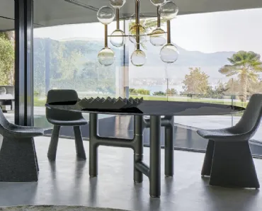 Tavolo ovale Pivot in cristallo con base in legno di Bonaldo