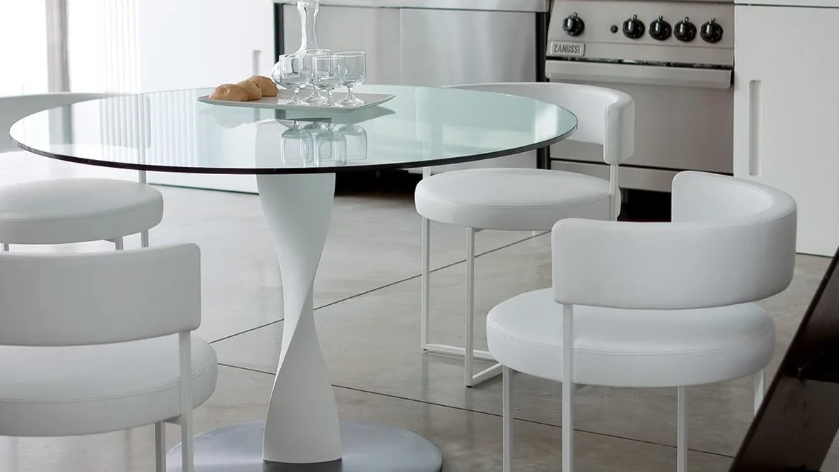 Tavolo rotondo con piano in cristallo e base in legno massello laccato bianco Spin di Porada