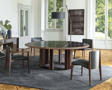 Tavolo rotondo con piano in marmo e base in massello di noce canaletta Thayl di Porada