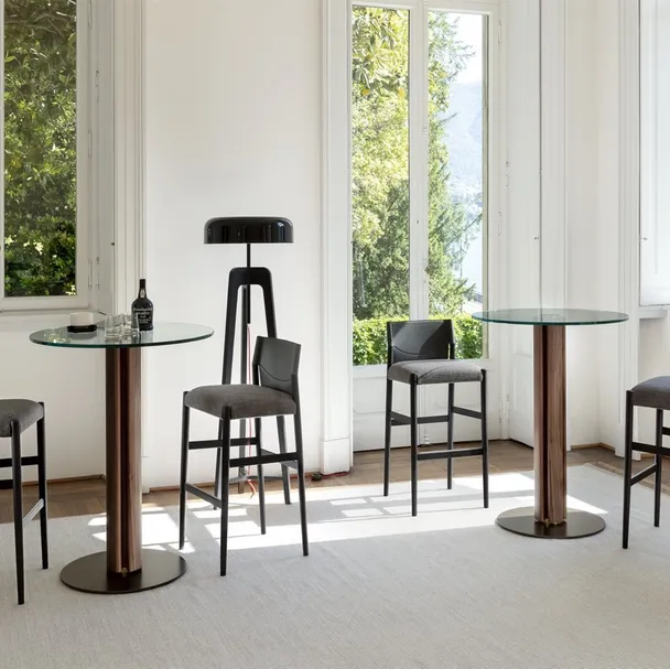 Tavolo con piano rotondo in cristallo e base in legno massello Quadrifoglio Bistrot di Porada