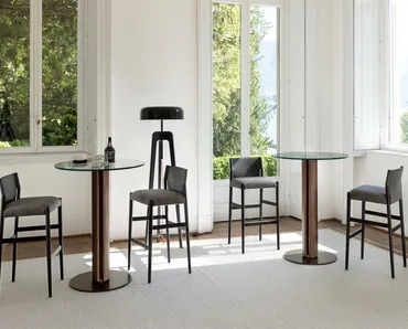 Tavolo con piano rotondo in cristallo e base in legno massello Quadrifoglio Bistrot di Porada