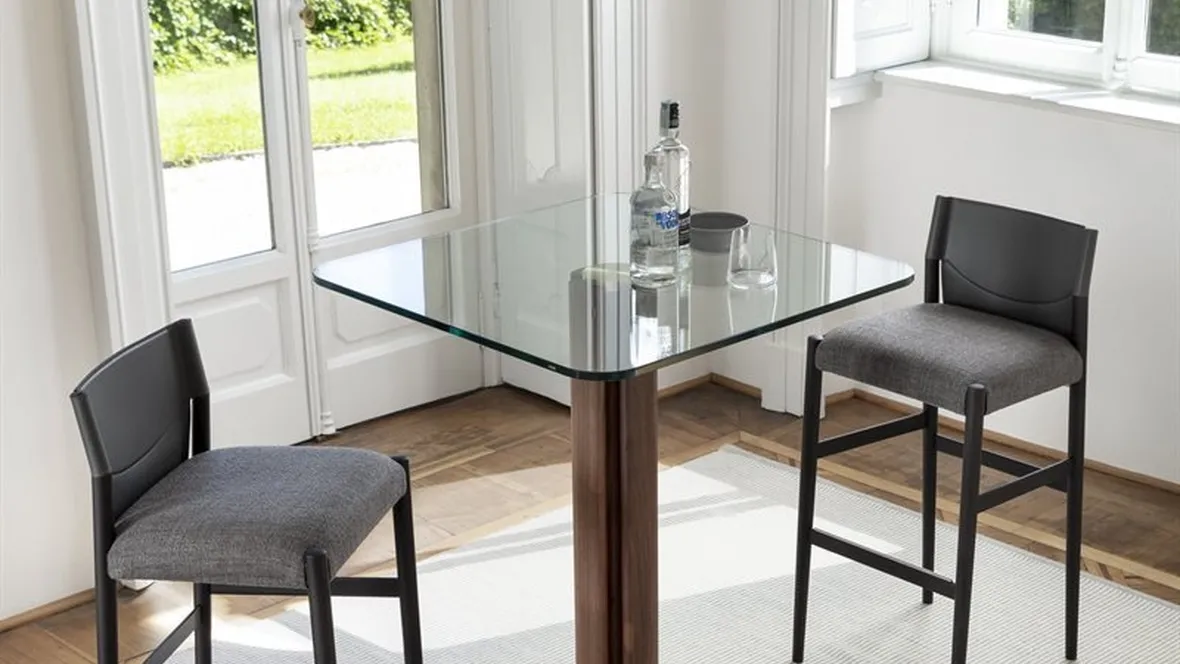 Tavolo con piano quadrato in cristallo e base in legno massello Quadrifoglio Bistrot di Porada