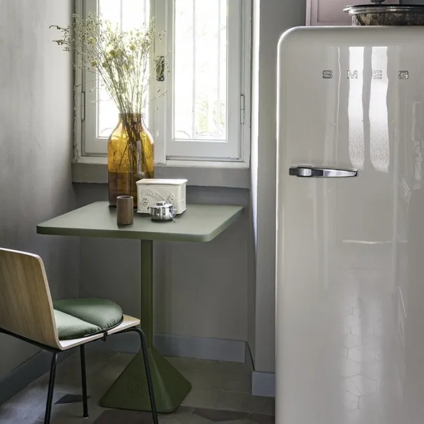 Tavolo quadrato TNP con base in ghisa di Kristalia