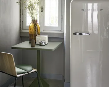 Tavolo quadrato TNP con base in ghisa di Kristalia