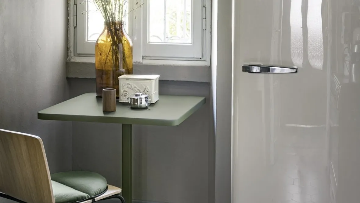 Tavolo quadrato TNP con base in ghisa di Kristalia