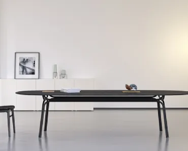 Tavolo Tubi con top in cristallo e base in tubolare di ferro di Minotti Italia