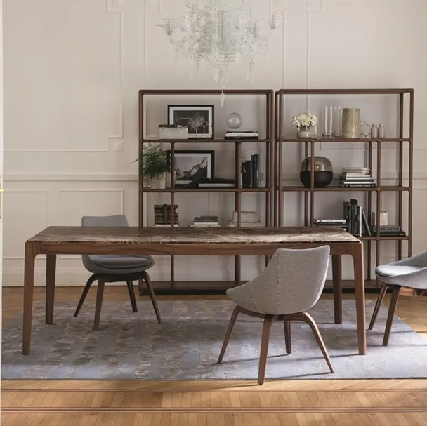 Tavolo rettangolare con struttura in massello di noce canaletto e piano in marmo Ziggy di Porada