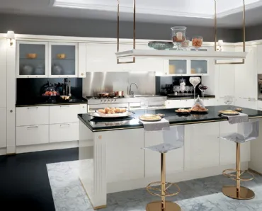Cucina Classica angolare con isola Baccarat in laccato lucido Bianco di Scavolini