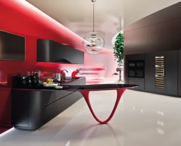 Cucina Design con penisola Ola Black in laccato nero e rosso di Snaidero
