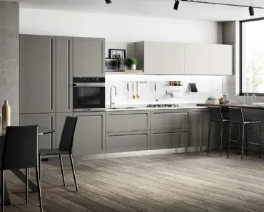 Cucina Moderna Carattere in laccato Grigio Chiaro e Grigio Titanio di Scavolini