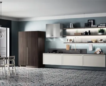 Cucina Moderna Carattere in laccato Grigio con armadio in Noce Saxony di Scavolini