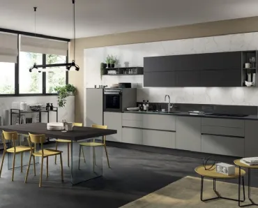 Cucina Moderna Liberamente in laccato Grigio Titanio e Grigio Ferro di Scavolini