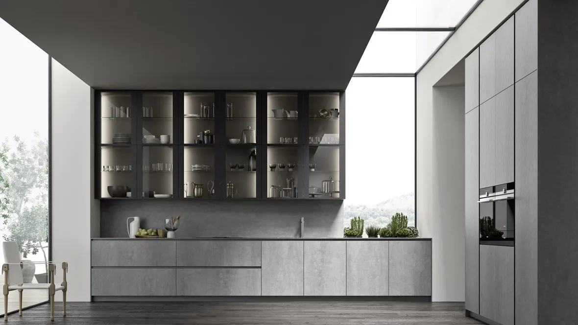 Cucina Moderna ME Materia in laminam Pietra di Savoia Grigia Bocciardata con pensili in vetro con telaio Brown di Meson's Cucine