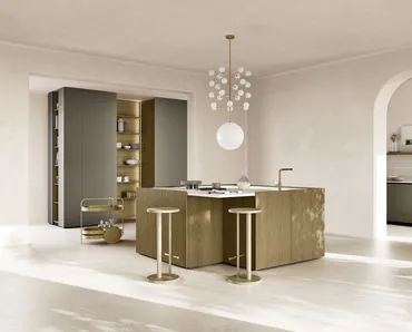 Cucina Moderna ME Slim con isola in essenza Ambra e colonne in laccato ossidato Cacao di Meson's Cucine