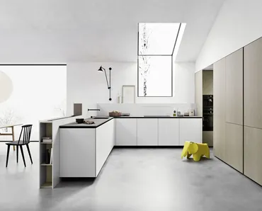 Cucina Moderna angolare in laccato opaco Artico con top in laminam Piasentina Grigia Fiammata di Meson's Cucine