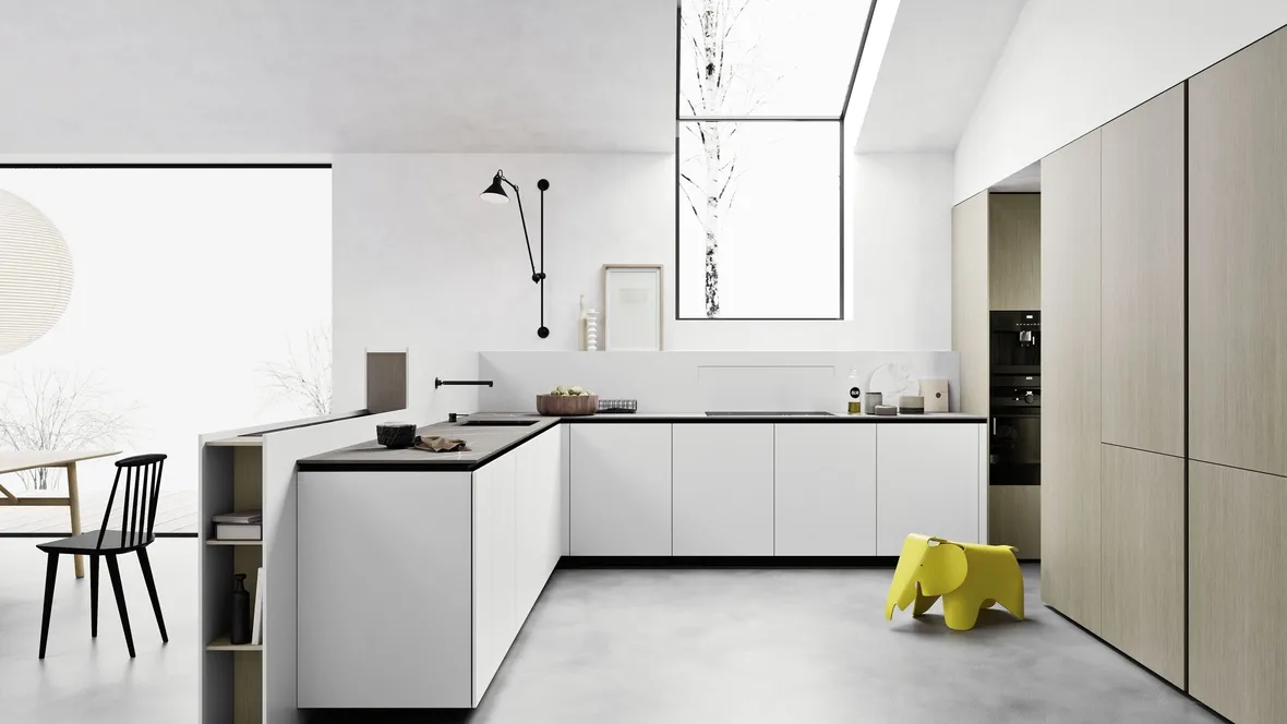 Cucina Moderna angolare in laccato opaco Artico con top in laminam Piasentina Grigia Fiammata di Meson's Cucine