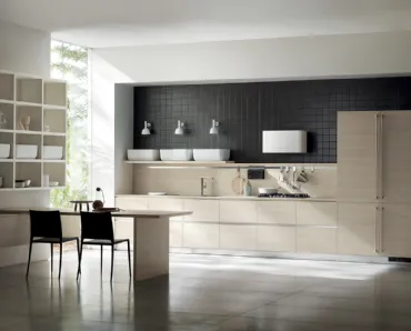 Cucina Moderna Qi in Olmo Kuuki e parete Fluida in Bianco Puro di Scavolini